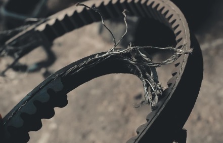 Zrywanie pasów napędowych: Błąd montażowy czy źle dobrany produkt?