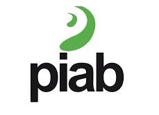 Technologia próżniowa PIAB. Innowacja i oszczędność Obraz jest ucieleśnieniem szwedzkiej innowacji, efektywności energetycznej i inteligencji w dziedzinie automatyzacji próżniowej, które są fundamentem marki PIAB. Kompozycja łączy w sobie sterylny, high-tech'owy wizerunek eżektorów, przyssawek i chwytaków z profesjonalizmem i dostępnością, jakie budzi autoryzowany polski dystrybutor DAKAM. Dominują w niej charakterystyczne barwy PIAB – techniczna szarość/czerń oraz intensywny błękit, osadzone na czystym tle. W centrum uwagi, na czystej, metalowej lub białej powierzchni, znajduje się starannie zaaranżowany zestaw flagowych rozwiązań PIAB: • Eżektory Próżniowe (Vacuum Generators): Centralny element – nowoczesna, kompaktowa pompa próżniowa (np. z serii piCOMPACT® lub piCLASSIC). Jej zaawansowana konstrukcja z widocznymi portami przyłączeniowymi, modułami sterującymi oraz (w wersjach smart) wyświetlaczem lub diodami LED wizualnie komunikuje inteligencję (IO-Link), oszczędność energii (technologia COAX®) i gotowość do Przemysłu 4.0. • Przyssawki (Suction Cups): Wokół eżektora dynamicznie rozmieszczone są różnorodne przyssawki (np. piGRIP® – konfigurowalne, czy DURAFLEX® – trwałe i elastyczne). Różne kształty (płaskie, mieszkowe) i kolory warg uszczelniających pokazują wszechstronność w chwytaniu wszystkiego – od kartonów po delikatne torebki foliowe. • Chwytaki (Grippers): Może pojawić się również specjalistyczny chwytak, np. piSOFTGRIP® (do delikatnych obiektów) lub Kenos® (chwytak powierzchniowy), podkreślający innowacyjność. • Marka Premium: Na obudowach urządzeń widoczne jest wyraźne, nowoczesne logo "PIAB", co jest gwarancją autentyczności i najwyższej jakości. Tło jest subtelnie rozmyte (efekt bokeh), ale jednoznacznie wskazuje na profesjonalną, wielkoskalową dystrybucję na terenie Polski: • Nowoczesny magazyn DAKAM: W tle widać rzędy wysokich regałów magazynowych, wypełnionych uporządkowanymi, oryginalnymi opakowaniami PIAB. Duża ilość towaru na stanie wizualnie potwierdza status "sprawdzonego dystrybutora". • Logo Dystrybutora: W dyskretnym, ale widocznym miejscu umieszczone jest logo DAKAM, z dopiskiem "Autoryzowany Dystrybutor PIAB", co buduje jego markę jako zaufanego partnera w dziedzinie technologii próżniowej. Obraz niesie jasny komunikat: "Jako autoryzowany polski dystrybutor DAKAM, oferujemy pełen dostęp do innowacyjnej technologii próżniowej PIAB – energooszczędnych pomp, inteligentnych eżektorów i niezawodnych przyssawek, dostępnych od ręki".