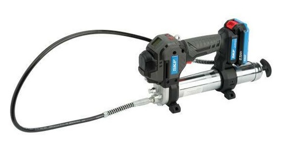 Obraz jest ucieleśnieniem mobilności i ciągłej gotowości do pracy. Kompozycja prezentuje kompletny zestaw walizkowy flagowej smarownicy SKF TLGB 20, eksponując nie tylko samo urządzenie, ale także system ładowania 230V, co gwarantuje brak przestoj&oacute;w. Całość osadzona jest w kontekście autoryzowanego polskiego dystrybutora DAKAM. W centrum uwagi, na czystej powierzchni warsztatowej, znajduje się otwarta, solidna walizka transportowa SKF, prezentująca swoją zawartość: &bull;	Smarownica TLGB 20: Centralnie umieszczona, niebieska smarownica z ergonomicznym uchwytem. Jej podświetlany wyświetlacz jest włączony, pokazując stan naładowania i licznik smaru. &bull;	Stacja ładowania 230V: Obok smarownicy (lub w dedykowanym gnieździe w walizce) widoczna jest solidna ładowarka sieciowa. Wyraźnie widoczny jest kabel zasilający z wtyczką 230V, co wizualnie potwierdza kompatybilność ze standardową siecią elektryczną. Dioda na ładowarce (np. zielona) sygnalizuje gotowość lub proces ładowania. &bull;	Akumulator Li-Ion 20V: Jeden akumulator jest wpięty w urządzenie, a opcjonalnie drugi, zapasowy akumulator leży w przegrodzie walizki, co symbolizuje ciągłość pracy. &bull;	Długi wąż: Elastyczny wąż wysokociśnieniowy jest starannie zwinięty w walizce. &bull;	Marka Premium: Na walizce, smarownicy i ładowarce widoczne są sp&oacute;jne, oryginalne logotypy "SKF", budujące wizerunek profesjonalnego, markowego sprzętu. Tło jest subtelnie rozmyte (efekt bokeh), ale jednoznacznie wskazuje na profesjonalne zaplecze: &bull;	Magazyn DAKAM: W tle widać regały z oryginalnymi opakowaniami SKF (charakterystyczne niebieskie pudełka i walizki). &bull;	Logo Dystrybutora: W dyskretnym, ale widocznym miejscu umieszczone jest logo DAKAM, z dopiskiem "Autoryzowany Dystrybutor Narzędzi SKF". Obraz niesie jasny komunikat: "W DAKAM kupujesz nie tylko smarownicę, ale kompletny system pracy. Zestaw SKF TLGB 20 z szybką ładowarką 230V i wytrzymałą walizką to gwarancja mobilności i wydajności w każdym dziale utrzymania ruchu". 