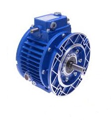 Obraz jest ucieleśnieniem elastyczności i kontroli prędkości w technice napędowej, skupiając się na mechanicznych wariatorach. Kompozycja łączy w sobie solidny, techniczny wizerunek tych urządzeń z profesjonalizmem i dostępnością, jakie budzi autoryzowany polski dystrybutor DAKAM. Dominują w niej industrialne barwy &ndash; żeliwo (korpusy), stal (elementy robocze) oraz standardowe kolory farb przemysłowych. W centrum uwagi, na czystej, industrialnej powierzchni (np. metalowym stole warsztatowym lub białym tle), znajduje się starannie zaaranżowany zestaw wariator&oacute;w mechanicznych: &bull;	Kluczowy detal &ndash; Pokrętło regulacyjne: Na każdej przekładni widoczne jest charakterystyczne pokrętło (koło ręczne), często z wbudowaną skalą. Ten detal wizualnie komunikuje gł&oacute;wną funkcję wariatora &ndash; możliwość płynnej, manualnej regulacji prędkości obrotowej. &bull;	R&oacute;żnorodność typ&oacute;w: Prezentowanych jest kilka wariator&oacute;w, ukazujących ich r&oacute;żnorodność: o	Wariator samodzielny (z wałami wejściowym i wyjściowym): Solidna, metalowa obudowa, z kt&oacute;rej wystają wały, gotowe do podłączenia do silnika i maszyny. o	Motowariator (wariator zintegrowany z silnikiem): Gotowa jednostka, w kt&oacute;rej silnik elektryczny jest bezpośrednio połączony z wariatorem. To wizualny symbol kompletnego, gotowego do pracy napędu o zmiennej prędkości. &bull;	Typy regulacji (wizualnie): Można subtelnie zasugerować r&oacute;żne mechanizmy (np. wariatory tarczowe, stożkowe) poprzez delikatnie r&oacute;żne kształty obud&oacute;w. &bull;	Marki: Na korpusach widoczne są oznaczenia typu lub logotypy czołowych producent&oacute;w (np. SIT, Bonfiglioli, Motovario), co buduje zaufanie do oferty dystrybutora. Tło jest subtelnie rozmyte (efekt bokeh), ale jednoznacznie wskazuje na profesjonalną dystrybucję na terenie Polski: &bull;	Nowoczesny magazyn DAKAM: W tle widać rzędy wysokich regał&oacute;w magazynowych. Na p&oacute;łkach składowane są oryginalne opakowania (kartony) oraz zapas wariator&oacute;w i motowariator&oacute;w czołowych marek. Duża ilość towaru na stanie wizualnie potwierdza status "sprawdzonego dystrybutora". &bull;	Logo Dystrybutora: W dyskretnym, ale widocznym miejscu umieszczone jest logo DAKAM, z dopiskiem "Centrum Techniki Napędowej" lub "Autoryzowany Dystrybutor", co buduje jego markę jako zaufanego partnera. Obraz niesie jasny komunikat: "Jako sprawdzony polski dystrybutor DAKAM, posiadamy na stanie pełen asortyment niezawodnych wariator&oacute;w mechanicznych (samodzielnych i motowariator&oacute;w) od najlepszych producent&oacute;w, umożliwiających płynną regulację prędkości obrotowej w Twoich maszynach".