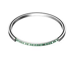 Łożyska rolkowo-krzyżowe THK. Najwyższa precyzja dla robotyki w DAKAM. Obraz jest ucieleśnieniem najwyższej japońskiej precyzji i zaawansowanej inżynierii, które są synonimem marki THK w segmencie łożysk specjalistycznych. Kompozycja jest sterylna, high-tech i niezwykle szczegółowa, idealnie oddając charakter produktu przeznaczonego do robotyki i ultra-precyzyjnych maszyn. Całość jest osadzona w kontekście profesjonalnego polskiego dystrybutora DAKAM. W centrum uwagi, na czystej, metalowej lub białej powierzchni, znajduje się łożysko rolkowo-krzyżowe THK (np. z serii RB, RU lub RE). Jego unikalna konstrukcja jest kluczowym elementem wizualnym: • Kluczowy detal – Wałeczki krzyżowe: Ujęcie makro lub pod lekkim kątem wyraźnie pokazuje wałeczki cylindryczne ułożone prostopadle (krzyżowo) do siebie, oddzielone precyzyjnymi separatorami. Ten widok jest potężnym komunikatem wizualnym, który natychmiastowo przekazuje kluczową zaletę: zdolność do przenoszenia obciążeń promieniowych, osiowych oraz momentów gnących jednocześnie, z najwyższą sztywnością. • Kompaktowa budowa: Łożysko jest relatywnie cienkie i kompaktowe, często z zintegrowanymi otworami montażowymi bezpośrednio w pierścieniach, co podkreśla jego przeznaczenie do aplikacji o ograniczonej przestrzeni (np. przeguby robotów). • Marka Premium: Na idealnie wyszlifowanej powierzchni pierścienia widoczne jest wyraźne, laserowo grawerowane logo "THK", co jest gwarancją autentyczności i najwyższej japońskiej jakości. Tło jest subtelnie rozmyte (efekt bokeh), ale jednoznacznie wskazuje na profesjonalną, wielkoskalową dystrybucję na terenie Polski: • Nowoczesny magazyn DAKAM: W tle widać rzędy wysokich regałów magazynowych, wypełnionych uporządkowanymi, oryginalnymi opakowaniami THK. Duża ilość towaru na stanie wizualnie potwierdza status "sprawdzonego dystrybutora" i gwarantuje szybkie dostawy. • Logo Dystrybutora: W dyskretnym, ale widocznym miejscu umieszczone jest logo DAKAM, z dopiskiem "Autoryzowany Dystrybutor THK", co buduje jego markę jako zaufanego partnera w dostawach zaawansowanych technologii. Obraz niesie jasny komunikat: "Jako sprawdzony polski dystrybutor DAKAM, posiadamy najbardziej zaawansowane łożyska rolkowo-krzyżowe THK, idealne do robotyki i precyzyjnych stołów obrotowych, dostępne natychmiast z naszego magazynu".