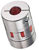 Obraz jest ucieleśnieniem niemieckiej inżynierii napędowej i niezawodności w przenoszeniu momentu obrotowego. Kompozycja jest czysta, techniczna i precyzyjna, skupiając się na ikonicznej konstrukcji sprzęgła kłowego KTR ROTEX&reg;. Dominują w niej metaliczne barwy piast oraz charakterystyczny, intensywny kolor wkładki elastycznej. W centrum uwagi, na czystej, białej lub metalowej powierzchni, znajduje się sprzęgło KTR ROTEX&reg;, zaprezentowane w spos&oacute;b, kt&oacute;ry eksponuje jego kluczowe komponenty: &bull;	Dwie metalowe piasty: Precyzyjnie wykonane piasty (najczęściej stalowe lub aluminiowe) z charakterystycznymi, wewnętrznymi kłami (szczękami). Ich kształt i jakość obr&oacute;bki komunikują solidność i gotowość do przenoszenia momentu obrotowego. &bull;	Łącznik elastyczny (Spider): Umieszczony centralnie między piastami, stanowi serce sprzęgła. Jest to elastyczny element (najczęściej z T-PUR&reg;) o charakterystycznym, gwiaździstym kształcie, z zębami idealnie wpasowującymi się w kły piast. Jego intensywny kolor jest kluczowym detalem wizualnym: o	Pomarańczowy (92 ShA): Najczęściej spotykany, uniwersalny. o	Fioletowy (Lilac, 98 ShA): Twardszy, do wyższych moment&oacute;w. o	Jasnozielony (64 ShD): Najtwardszy, do wysokiej dynamiki. Prezentacja jednego z tych kolor&oacute;w (lub wszystkich trzech obok siebie) podkreśla możliwość dopasowania właściwości tłumiących sprzęgła do aplikacji. &bull;	Marka Premium: Na metalowych piastach widoczne jest wyraźne, grawerowane logo "KTR" oraz oznaczenie "ROTEX&reg;", co jest gwarancją autentyczności i niemieckiej jakości. Sprzęgło może być pokazane jako złożone (gotowe do pracy) lub lekko rozłożone (pokazujące trzy gł&oacute;wne elementy: dwie piasty i łącznik), co podkreśla jego prostą, modułową budowę. Tło jest minimalistyczne i neutralne, aby cała uwaga skupiła się na produkcie. Branding jest realizowany bezpośrednio przez logo KTR i oznaczenie ROTEX&reg; na piastach. Obraz niesie jasny komunikat o niezawodności, elastyczności i tłumieniu drgań w przenoszeniu napędu. Skierowany jest do inżynier&oacute;w, konstruktor&oacute;w i specjalist&oacute;w utrzymania ruchu, poszukujących sprawdzonego i uniwersalnego rozwiązania do łączenia wał&oacute;w.