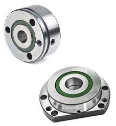 Obraz jest ucieleśnieniem najwyższej inżynierii precyzyjnej i globalnej technologii w dziedzinie łożyskowania napęd&oacute;w śrubowo-tocznych. Kompozycja łączy w sobie sterylny, high-tech'owy wizerunek produkt&oacute;w od wszystkich czołowych światowych marek z profesjonalizmem i dostępnością, jakie budzi autoryzowany polski dystrybutor DAKAM. Dominują w niej chłodne, metaliczne barwy polerowanej stali. W centrum uwagi, na czystej, metalowej lub białej powierzchni, znajduje się starannie zaaranżowany zestaw specjalistycznych łożysk podporowych do śrub kulowych. Najważniejszym elementem jest prezentacja co najmniej jednego charakterystycznego produktu od każdej z wymienionych marek: &bull;	R&oacute;żnorodność serii i konstrukcji: Pokazane są r&oacute;żne typy łożysk, np.: o	Zintegrowane jednostki z kołnierzem (styl ZKLF). o	Łożyska do montażu z nakrętką osadczą (styl ZKLN). o	Precyzyjne łożyska kulkowe skośne o dużym kącie działania (np. 60&deg;) w parach duplex. &bull;	Parada marek premium: Kluczowy detal &ndash; na pierścieniach poszczeg&oacute;lnych łożysk widoczne są wyraźne, laserowo grawerowane logotypy: o	INA / FAG (Schaeffler) o	SKF o	NSK o	TIMKEN Zestawienie tych wszystkich marek obok siebie jest potężnym komunikatem wizualnym, podkreślającym kompleksowość oferty dystrybutora. &bull;	Precyzja wykonania: Ujęcia makro eksponują idealnie wyszlifowane powierzchnie pierścieni, precyzyjne koszyki i zintegrowane uszczelnienia. Całość emanuje najwyższą klasą wykonania (często P4 lub P5). Tło jest subtelnie rozmyte (efekt bokeh), ale jednoznacznie wskazuje na profesjonalną, wielkoskalową dystrybucję na terenie Polski: &bull;	Nowoczesny magazyn DAKAM: W tle widać rzędy wysokich regał&oacute;w magazynowych, wypełnionych uporządkowanymi, oryginalnymi opakowaniami r&oacute;żnych producent&oacute;w (zielono-białe Schaeffler, niebieskie SKF, czerwone TIMKEN, niebiesko-białe NSK). Ten widok wielu marek na p&oacute;łkach wizualnie potwierdza status "kompleksowego dystrybutora". &bull;	Logo Dystrybutora: W dyskretnym, ale widocznym miejscu umieszczone jest logo DAKAM, z dopiskiem "Autoryzowany Dystrybutor", co buduje jego markę jako zaufanego partnera. Obraz niesie jasny komunikat: "Jako autoryzowany polski dystrybutor DAKAM, posiadamy na stanie specjalistyczne łożyska do śrub kulowych od wszystkich czołowych marek (INA, FAG, SKF, NSK, TIMKEN), niezbędne do zapewnienia maksymalnej sztywności i precyzji w obrabiarkach CNC i systemach pozycjonujących".