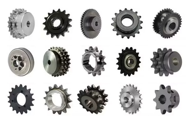 Wszystkie rodzaje kół łańcuchowych. Sprzedaż i profesjonalna obróbka w DAKAM. Obraz jest profesjonalną i dynamiczną kompozycją, która w unikalny sposób łączy dwa kluczowe aspekty oferty: dystrybucję (sprzedaż) szerokiej gamy komponentów oraz usługi (obróbka). Kompozycja jest czysta, techniczna i precyzyjna, emanując inżynierską dokładnością i gotowością do realizacji niestandardowych zamówień. W centrum uwagi, na czystej, metalowej lub industrialnej powierzchni, znajduje się starannie zaaranżowany zestaw kół łańcuchowych, który wizualnie demonstruje hasło "wszystkie rodzaje": • Różnorodność rzędów: Widoczne są koła jedno-, dwu- i trójrzędowe, co pokazuje zdolność do obsługi napędów o różnej mocy. • Różnorodność konstrukcji: Prezentowane są zarówno koła płaskie (bez piasty), jak i koła z piastą jednostronną lub dwustronną. • Różnorodność materiałów: Obok standardowych kół stalowych (oksydowanych na czarno) leży lśniące koło ze stali nierdzewnej, co komunikuje dostępność rozwiązań dla przemysłu spożywczego lub chemicznego. • Kluczowy detal "Sprzedaż i Obróbka": W centrum kompozycji leżą dwa koła, które ilustrują usługę: 1. Koło z otworem wstępnym (Pilot Bore): Standardowe koło z małym, centralnym otworem – symbol produktu "z półki", gotowego do sprzedaży. 2. Koło obrobione (Finished): Lśniące od świeżej obróbki koło z precyzyjnie rozwierconym otworem na wymiar oraz wyraźnie widocznym rowkiem wpustowym – symbol usługi obróbki. Tło jest subtelnie rozmyte (efekt bokeh), ale jednoznacznie wskazuje na kompetencje i zaplecze polskiego dystrybutora DAKAM: • Po lewej (Obróbka): Widoczny jest fragment nowoczesnego centrum obróbczego (warsztatu). Widać precyzyjną dłutownicę do rowków wpustowych lub uchwyt tokarki, co wizualnie komunikuje kluczową usługę: "obróbka kół łańcuchowych na gotowo". • Po prawej (Sprzedaż/Magazyn): W tle widać rzędy wysokich regałów magazynowych. Regały są wypełnione oryginalnymi opakowaniami i uporządkowanymi stosami kół, co wizualnie potwierdza dużą dostępność magazynową. • Branding: W rogu obrazu umieszczone jest logo DAKAM, z dopiskiem "Centrum Napędów Łańcuchowych" lub "Sprzedaż i obróbka". Obraz niesie jasny komunikat: "Jako sprawdzony polski dystrybutor DAKAM, posiadamy wszystkie rodzaje kół łańcuchowych, które obrabiamy na miejscu pod konkretny wymiar klienta (wiercenie, rowki wpustowe)".