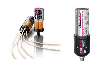 Obraz jest ucieleśnieniem szwajcarskiej innowacji w technologii smarowania, z wyraźnym naciskiem na najbardziej zaawansowany produkt firmy Simatec &ndash; smarownicę Simalube IMPULSE. Kompozycja jest czysta, high-tech i skupiona na produkcie, emanując niezawodnością, inteligentną kontrolą i doskonałą widocznością pracy. Dominują w niej charakterystyczne barwy Simalube &ndash; intensywny niebieski, przezroczysty korpus, połączone z czerwonymi akcentami (LED), co podkreśla techniczny charakter, status premium i zaawansowaną funkcjonalność. W centrum uwagi, na czystej, metalowej lub białej powierzchni, znajduje się smarownica automatyczna Simalube IMPULSE. Ujęcie powinno być szczeg&oacute;łowe, eksponujące jej unikalne cechy: &bull;	Przezroczysty korpus: Widoczny jest charakterystyczny, przezroczysty zbiornik Simalube, przez kt&oacute;ry widać smar/olej, umożliwiający wizualną kontrolę. &bull;	Moduł IMPULSE (g&oacute;rna część): Kluczowym elementem jest g&oacute;rny moduł IMPULSE, kt&oacute;ry wyr&oacute;żnia się: o	Cyfrowy wyświetlacz (lub diody LED): Wyraźnie widoczne są zielone lub czerwone diody LED (lub mały cyfrowy wyświetlacz), kt&oacute;re sygnalizują status pracy, alarmy (np. koniec smaru, błąd) lub wybrane ustawienia. Ujęcie może pokazywać aktywne światło LED, co podkreśla działanie. o	Przyciski sterujące: Obok wyświetlacza widoczne są małe, intuicyjne przyciski do programowania i regulacji. o	Solidna konstrukcja: Moduł jest solidnie osadzony na smarownicy, często w intensywnym niebieskim kolorze, ale z wyraźnymi kontrastującymi elementami. &bull;	Sygnalizacja ciśnienia (opcjonalnie): Smarownica jest podłączona do punktu smarnego (sugerowanego przez kr&oacute;tką rurkę/wężyk), a moduł IMPULSE może być wyposażony w czujnik ciśnienia, co można zasugerować poprzez jego zaawansowany wygląd. &bull;	Marka Premium: Na module IMPULSE i/lub na przezroczystym korpusie widoczne jest wyraźne, oryginalne logo "simalube IMPULSE" (produktu firmy Simatec). Tło jest minimalistyczne i studyjne (np. białe lub jasnoszare z delikatnym efektem bokeh), aby cała uwaga skupiła się na produkcie i jego innowacyjnej konstrukcji. Możliwe jest delikatne zasugerowanie zastosowania (np. fragment maszyny CNC w tle, ale mocno rozmyty). Obraz niesie jasny komunikat: "Simalube IMPULSE to innowacyjna smarownica automatyczna firmy Simatec, kt&oacute;ra oferuje inteligentne monitorowanie, kontrolę ciśnienia i precyzyjne dozowanie smaru, zapewniając optymalne smarowanie i maksymalną niezawodność maszyn".