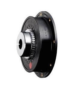 Obraz jest ucieleśnieniem zaawansowanej technologii tłumienia drgań i ochrony układ&oacute;w napędowych, szczeg&oacute;lnie tych napędzanych silnikami spalinowymi. Kompozycja skupia się na charakterystycznej, masywnej budowie sprzęgła KTR BoWex-ELASTIC&reg;, łącząc wizerunek solidnego elastomeru z profesjonalizmem i dostępnością, jakie oferuje autoryzowany polski dystrybutor DAKAM. Dominują w niej barwy: głęboka, matowa czerń (element gumowy) oraz lśniąca stal (piasta). W centrum uwagi, na czystej, industrialnej powierzchni (np. metalowym stole warsztatowym lub palecie), znajduje się starannie wyeksponowane sprzęgło kołnierzowe KTR BoWex-ELASTIC&reg;: &bull;	Masywny element elastomerowy: Absolutnie dominujący element wizualny. Widoczny jest duży, pierścieniowy element wykonany z wysokiej jakości czarnego kauczuku naturalnego. Jego grubość i solidna struktura wizualnie komunikują zdolność do tłumienia drgań skrętnych generowanych przez silniki diesla oraz kompensacji dużych przemieszczeń. &bull;	Kołnierz przyłączeniowy: Zewnętrzna krawędź elastomeru jest zwulkanizowana z pierścieniem kołnierzowym (często z otworami montażowymi wg normy SAE), co sugeruje bezpośredni montaż do koła zamachowego silnika. &bull;	Piasta BoWex: Wewnątrz pierścienia gumowego osadzona jest stalowa piasta z uzębieniem łukowym. To połączenie (guma-metal) jest kluczowe dla zasady działania sprzęgła. &bull;	Zasada montażu: Ujęcie sugeruje osiowy montaż ("plug-in"), co jest ułatwieniem dla serwisant&oacute;w. &bull;	Marka Premium: Na gumowym elemencie lub metalowym kołnierzu widoczne jest wyraźne, wytłoczone oznaczenie "KTR" oraz typ "BoWex-ELASTIC&reg;", co jest gwarancją autentyczności. Tło jest subtelnie rozmyte (efekt bokeh), ale jednoznacznie wskazuje na profesjonalną dystrybucję na terenie Polski: &bull;	Nowoczesny magazyn DAKAM: W tle widać rzędy wzmocnionych regał&oacute;w magazynowych. Są one wypełnione solidnymi opakowaniami lub sprzęgłami ułożonymi na paletach (ze względu na ich gabaryty). Duża ilość towaru na stanie wizualnie potwierdza status "sprawdzonego dystrybutora". &bull;	Logo Dystrybutora: W dyskretnym, ale widocznym miejscu umieszczone jest logo DAKAM, z dopiskiem "Autoryzowany Dystrybutor KTR", co buduje jego markę jako zaufanego partnera w dziedzinie napęd&oacute;w ciężkich i mobilnych. Obraz niesie jasny komunikat: "Jako autoryzowany polski dystrybutor DAKAM, posiadamy na stanie specjalistyczne, wysokoelastyczne sprzęgła KTR BoWex-ELASTIC&reg;, idealne do łączenia silnik&oacute;w spalinowych z maszynami roboczymi (kompresory, generatory, pompy), zapewniając ochronę przed drganiami krytycznymi".