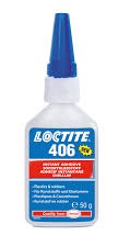 LOCTITE 406 to wysokiej jakości, jednoskładnikowy klej cyjanoakrylowy, kt&oacute;ry został stworzony, aby zapewnić błyskawiczne i trwałe połączenia. Produkt ten jest szczeg&oacute;lnie polecany do klejenia trudnych materiał&oacute;w, takich jak tworzywa sztuczne (w tym poliolefiny z użyciem primer&oacute;w), guma i elastomer&oacute;w. Jego unikalna formuła zapewnia bardzo mocne i wytrzymałe połączenie, kt&oacute;re jest odporne na wibracje i obciążenia dynamiczne. Klej LOCTITE 406 utwardza się w ciągu kilku sekund, co znacznie skraca czas oczekiwania i przyspiesza proces montażu.
