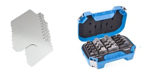 Precyzja dla najcięższych maszyn. Podkładki SKF TMAS 200-300. Obraz jest profesjonalną i klarowną prezentacją produktu, która podkreśla jego przeznaczenie do precyzyjnych zadań w ciężkim przemyśle. Ukazuje opakowanie 10 sztuk podkładek do osiowania maszyn SKF TMAS 200-300. Kompozycja jest czysta i techniczna, z dominującym metalicznym odcieniem stali nierdzewnej, z której wykonane są podkładki. Tło jest minimalistyczne, studyjne, najczęściej w odcieniu bieli, co pozwala w pełni skupić się na produkcie. Pierwszy plan – Narzędzie do precyzyjnej regulacji: W centrum uwagi znajduje się stos 10 identycznych podkładek precyzyjnych. Kompozycja wizualna skupia się na ich kluczowych cechach: Duży rozmiar: Podkładki o wymiarach 200 x 200 mm są wyraźnie większe niż standardowe, co komunikuje ich przeznaczenie do poziomowania dużych i ciężkich maszyn przemysłowych, takich jak potężne silniki, generatory czy przekładnie. Solidna grubość: Wszystkie podkładki w zestawie mają tę samą, znaczną grubość 3,00 mm, co jest widoczne na krawędzi stosu. Podkreśla to ich rolę w znaczącej korekcji wysokości. Wysoka jakość wykonania: Podkładki lśnią gładką, idealnie wykończoną powierzchnią ze stali nierdzewnej (AISI 304), co symbolizuje ich odporność na korozję, odkształcenia i agresywne środowiska przemysłowe. Funkcjonalny design: Charakterystyczne, duże wycięcie (o szerokości 55 mm) jest dobrze widoczne. Jego rozmiar jest dopasowany do dużych śrub fundamentowych, co ułatwia montaż i demontaż bez konieczności podnoszenia całej maszyny. Precyzyjne oznaczenia: Na górnej podkładce w stosie widoczne jest wyraźne, laserowo grawerowane oznaczenie, zawierające logo SKF oraz wymiary, np. "200x200x3.0", co eliminuje pomyłki i świadczy o profesjonalizmie produktu. Tło i branding: Tło jest neutralne, aby nie odwracać uwagi od produktu. Branding jest realizowany bezpośrednio przez logo SKF na samych podkładkach. Obok stosu może znajdować się etykieta opakowania z pełnym oznaczeniem "SKF TMAS 200-300", co dodatkowo identyfikuje produkt. Przesłanie i hasło reklamowe (optymalizacja SEO): Obraz niesie jasny komunikat o precyzji, wytrzymałości i niezawodności w osiowaniu ciężkich maszyn przemysłowych. Skierowany jest do techników utrzymania ruchu, mechaników i inżynierów pracujących w branżach takich jak energetyka, górnictwo, przemysł cementowy czy stoczniowy. Całość może być wzmocniona hasłem, które zawiera kluczowe frazy: "Precyzja dla najcięższych maszyn. Podkładki SKF TMAS 200-300." "Solidne i niezawodne osiowanie. Zestaw podkładek SKF do dużych obciążeń." "Profesjonalne narzędzia dla utrzymania ruchu – podkładki SKF TMAS 200x200x3.0 mm."