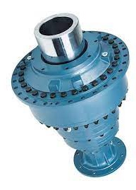 Obraz jest ucieleśnieniem najwyższej precyzji, wysokiej gęstości mocy i kompaktowej budowy, kt&oacute;re są kluczowe dla serwonapęd&oacute;w, robotyki i automatyki precyzyjnej. Kompozycja łączy w sobie sterylny, high-tech'owy wizerunek przekładni planetarnych z profesjonalizmem i dostępnością, jakie budzi autoryzowany polski dystrybutor DAKAM. Dominują w niej metaliczne barwy (stal, anodowane aluminium). W centrum uwagi, na czystej, industrialnej powierzchni (np. metalowym stole warsztatowym lub białym tle), znajduje się starannie zaaranżowany zestaw precyzyjnych reduktor&oacute;w planetarnych: &bull;	Kompaktowa budowa: Prezentowane są solidne, cylindryczne korpusy przekładni, kt&oacute;re wizualnie komunikują wysoką moc w małej obudowie. &bull;	Kluczowy detal &ndash; Przekr&oacute;j: Obok kompletnego reduktora znajduje się jego przekr&oacute;j (lub grafika koncepcyjna), kt&oacute;ry jest kluczowy dla identyfikacji tego produktu. Wyraźnie widoczna jest wewnętrzna budowa: 1.	Centralne koło słoneczne (sun gear) &ndash; na wale wejściowym. 2.	Koła planetarne (planet gears) &ndash; obracające się wok&oacute;ł koła słonecznego. 3.	Zewnętrzny pierścień zębaty (ring gear) &ndash; z uzębieniem wewnętrznym, stanowiący obudowę. Ten widok wizualnie komunikuje zasadę działania oraz zdolność do przenoszenia wysokich moment&oacute;w obrotowych przy niskich luzach. &bull;	Gotowość do montażu: Widoczny jest kołnierz montażowy do bezpośredniego połączenia z serwomotorem oraz solidny wał wyjściowy. &bull;	Marki: Na korpusach widoczne są logotypy czołowych producent&oacute;w (np. Neugart, Wittenstein, Bonfiglioli, Siemens), co buduje zaufanie do oferty dystrybutora. Tło jest subtelnie rozmyte (efekt bokeh), ale jednoznacznie wskazuje na profesjonalną dystrybucję na terenie Polski: &bull;	Nowoczesny magazyn DAKAM: W tle widać rzędy wysokich regał&oacute;w magazynowych. Na p&oacute;łkach składowane są oryginalne opakowania (kartony) czołowych marek. Duża ilość towaru na stanie wizualnie potwierdza status "sprawdzonego dystrybutora". &bull;	Logo Dystrybutora: W dyskretnym, ale widocznym miejscu umieszczone jest logo DAKAM, z dopiskiem "Centrum Precyzyjnych Napęd&oacute;w" lub "Autoryzowany Dystrybutor", co buduje jego markę jako zaufanego partnera. Obraz niesie jasny komunikat: "Jako sprawdzony polski dystrybutor DAKAM, posiadamy na stanie pełen asortyment precyzyjnych przekładni planetarnych od najlepszych producent&oacute;w, idealnych do najbardziej wymagających zastosowań w robotyce i CNC".