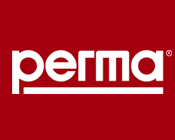 Obraz jest ucieleśnieniem niemieckiej innowacji i światowego lidera w dziedzinie automatycznych system&oacute;w smarowania. Kompozycja łączy w sobie nowoczesny, techniczny design produkt&oacute;w perma-tec z profesjonalizmem i dostępnością, jakie budzi autoryzowany polski dystrybutor DAKAM. Dominują w niej charakterystyczne dla marki barwy &ndash; intensywna, ostrzegawcza ż&oacute;łć (jednostki napędowe, etykiety), głęboka czerń oraz przezroczyste elementy zbiornik&oacute;w. W centrum uwagi, na czystej, industrialnej powierzchni (np. metalowym stole warsztatowym lub białym tle), znajduje się starannie zaaranżowany przekr&oacute;j portfolio perma-tec, ukazujący ewolucję technologii: &bull;	Systemy Elektrochemiczne (Gazowe): Prezentowana jest ikoniczna smarownica perma CLASSIC (z metalową obudową) oraz perma FUTURA (z przezroczystego tworzywa). Ich prosta, kompaktowa forma symbolizuje niezawodność i łatwość użycia ("wkręć i zapomnij"). &bull;	Systemy Elektromechaniczne: Obok stoi zaawansowana jednostka perma STAR VARIO. Jej ż&oacute;łty napęd z wyświetlaczem LCD i przyciskami sterującymi wizualnie komunikuje precyzję, inteligencję i możliwość programowania czasu dozowania. &bull;	Systemy Wielopunktowe: W tle kompozycji widoczna jest jednostka perma PRO MP-6 z podłączonymi przewodami, co podkreśla zdolność do obsługi wielu punkt&oacute;w smarnych z jednego urządzenia. &bull;	Marka Premium: Na każdym urządzeniu widoczne jest wyraźne, oryginalne logo "perma" oraz hasło "The Expert in Lubrication Solutions", co jest gwarancją najwyższej niemieckiej jakości. Tło jest subtelnie rozmyte (efekt bokeh), ale jednoznacznie wskazuje na profesjonalną, wielkoskalową dystrybucję na terenie Polski: &bull;	Nowoczesny magazyn DAKAM: W tle widać rzędy wysokich regał&oacute;w magazynowych. Są one wypełnione uporządkowanymi, oryginalnymi, ż&oacute;łto-czarnymi opakowaniami perma. Duża ilość towaru na stanie wizualnie potwierdza status "sprawdzonego dystrybutora". &bull;	Logo Dystrybutora: W dyskretnym, ale widocznym miejscu umieszczone jest logo DAKAM, z dopiskiem "Autoryzowany Dystrybutor perma-tec", co buduje jego markę jako zaufanego partnera. Obraz niesie jasny komunikat: "Jako autoryzowany polski dystrybutor DAKAM, oferujemy pełen dostęp do innowacyjnych system&oacute;w smarowania perma-tec &ndash; od klasycznych smarownic gazowych po inteligentne systemy wielopunktowe, dostępne od ręki".