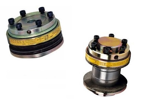 Sprzęgła przeciążeniowe KTR RUFLEX®. Ochrona maszyn. DAKAM. Obraz jest ucieleśnieniem bezpieczeństwa maszyn i mechanicznej ochrony przed przeciążeniem. Kompozycja skupia się na solidnej, modułowej konstrukcji sprzęgła KTR RUFLEX®, łącząc techniczny detal mechanizmu ciernego z profesjonalizmem i dostępnością, jakie oferuje autoryzowany polski dystrybutor DAKAM. Dominują w niej barwy przemysłowe: ocynkowana stal (złocista lub srebrna), ciemne okładziny cierne oraz techniczna szarość. W centrum uwagi, na czystej, industrialnej powierzchni (np. metalowym stole warsztatowym), znajduje się starannie wyeksponowane sprzęgło przeciążeniowe KTR RUFLEX®: • Nakrętka Regulacyjna: Najbardziej charakterystyczny element – duża, gwintowana nakrętka dociskowa z otworami na klucz hakowy. Jej obecność wizualnie komunikuje główną funkcję: możliwość płynnej regulacji momentu poślizgu. • Pakiet Sprężyn Talerzowych: Pod nakrętką widoczny jest stos sprężyn talerzowych, które generują siłę docisku. To serce mechanizmu, gwarantujące precyzję zadziałania. • Okładziny Cierne: Pomiędzy elementami stalowymi widoczne są wysokiej jakości, bezazbestowe tarcze cierne. • Koło Łańcuchowe (Opcjonalnie): Sprzęgło jest często pokazane z zamontowanym kołem łańcuchowym (lub pasowym) między okładzinami, co ilustruje gotowe do pracy rozwiązanie – napęd z zabezpieczeniem. • Marka Premium: Na stalowym korpusie widoczne jest trwałe, wybite lub grawerowane logo "KTR" oraz oznaczenie typu "RUFLEX®", co jest gwarancją autentyczności. Tło jest subtelnie rozmyte (efekt bokeh), ale jednoznacznie wskazuje na profesjonalną dystrybucję na terenie Polski: • Nowoczesny magazyn DAKAM: W tle widać rzędy regałów z systemem drobnicowym, wypełnionych uporządkowanymi, oryginalnymi opakowaniami KTR. Duża ilość towaru na stanie wizualnie potwierdza status "sprawdzonego dystrybutora". • Logo Dystrybutora: W dyskretnym, ale widocznym miejscu umieszczone jest logo DAKAM, z dopiskiem "Autoryzowany Dystrybutor KTR", co buduje markę jako eksperta od zabezpieczeń napędów. Obraz niesie jasny komunikat: "Jako autoryzowany polski dystrybutor DAKAM, posiadamy na stanie niezawodne sprzęgła przeciążeniowe KTR RUFLEX®, które skutecznie chronią Twoje maszyny przed kosztownymi awariami w przypadku zablokowania napędu".