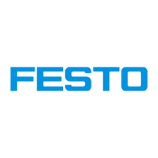Festo to renomowana niemiecka firma, globalny lider w dziedzinie automatyki przemysłowej i edukacji technicznej. Koncepcja wizualna: Obraz jest ucieleśnieniem globalnego lidera automatyzacji przemysłowej. Kompozycja jest dynamiczna, nowoczesna i emanuje "błękitną innowacją" (charakterystyczny kolor FESTO). Przedstawia kompletny ekosystem produktów – od przygotowania powietrza, przez sterowanie, aż po elementy wykonawcze – na tle profesjonalnego zaplecza magazynowego autoryzowanego dystrybutora DAKAM. Pierwszy plan – Ikony Przemysłu 4.0: W centrum uwagi, na nieskazitelnie czystej, białej lub metalicznej powierzchni, znajduje się trójwymiarowa aranżacja flagowych produktów FESTO: 1. Elementy Wykonawcze (Siła): Na pierwszym planie lśni siłownik znormalizowany ISO (np. seria DSBC) z charakterystycznym, samonastawnym systemem amortyzacji PPS. Obok leży siłownik beztłoczyskowy lub precyzyjny napęd elektryczny, symbolizujący wszechstronność ruchu. 2. Sterowanie (Inteligencja): Centralne miejsce zajmuje zaawansowana wyspa zaworowa (np. seria CPX/MPA lub VTSA). Widoczne są moduły I/O, złącza komunikacyjne (Profinet/EtherCAT) oraz świecące diody LED, co wizualnie podkreśla cyfryzację i inteligencję systemów. 3. Przygotowanie Powietrza (Niezawodność): W tle grupy produktowej stoi modułowa stacja przygotowania powietrza z serii MS – z charakterystycznym niebieskim pokrętłem regulatora, manometrem i filtrem. 4. Połączenia: Elementy są symbolicznie połączone niebieskim wężem poliuretanowym (PUN-H) oraz srebrnymi złączkami wtykowymi, tworząc spójny "krwiobieg" maszyny. Branding i Kolorystyka: Dominują barwy marki: FESTO Blue (błękit), techniczna biel i srebro aluminium. Na każdym produkcie widoczne jest wyraźne, oryginalne logo "FESTO". Tło i kontekst – DAKAM: Tło jest subtelnie rozmyte, ale przedstawia wnętrze nowoczesnego magazynu wysokiego składowania. Półki są wypełnione niebieskimi opakowaniami FESTO, co jest kluczowym sygnałem dla Google i klienta: "Tutaj jest towar dostępny od ręki". W rogu grafiki znajduje się wyraźne logo DAKAM z dopiskiem "Official Partner / Autoryzowany Dystrybutor".