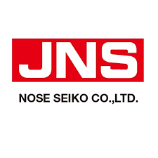 Obraz jest ucieleśnieniem japońskiej precyzji, specjalizacji i stali nierdzewnej, kt&oacute;re są znakami rozpoznawczymi marki JNS (Japan Nose Seiko). Kompozycja łączy w sobie sterylny, lśniący wizerunek łożysk igiełkowych i rolek tocznych z profesjonalizmem i dostępnością, jakie budzi autoryzowany polski dystrybutor DAKAM. Dominują w niej chłodne barwy: polerowana stal (często nierdzewna) oraz biel i błękit (opakowania). W centrum uwagi, na czystej, industrialnej powierzchni (np. metalowym stole warsztatowym lub szkle), znajduje się starannie zaaranżowany zestaw flagowych produkt&oacute;w JNS: &bull;	Rolki toczne z trzpieniem (Cam Followers): Centralny element &ndash; precyzyjna rolka toczna (seria CF lub nierdzewna). Ujęcie makro eksponuje idealnie gładką powierzchnię bieżni, solidny trzpień z gniazdem imbusowym lub rowkiem, oraz (opcjonalnie) uszczelnienia. &bull;	Łożyska igiełkowe masywne (Machined Ring Needle Bearings): Obok leży łożysko igiełkowe z pierścieniem masywnym (seria NK/RNA). Widoczne są precyzyjnie osadzone igiełki i solidny koszyk. &bull;	Wersje Nierdzewne: JNS słynie z produkt&oacute;w ze stali nierdzewnej. W kompozycji warto wyr&oacute;żnić element o charakterystycznym, jasnym połysku stali nierdzewnej, co wizualnie komunikuje odporność na korozję. &bull;	Marka Premium: Na czole rolki lub pierścieniu łożyska widoczne jest wyraźne, laserowo grawerowane logo "JNS" oraz dumny napis "JAPAN", co jest gwarancją najwyższej jakości. Tło jest subtelnie rozmyte (efekt bokeh), ale jednoznacznie wskazuje na profesjonalną, wielkoskalową dystrybucję na terenie Polski: &bull;	Nowoczesny magazyn DAKAM: W tle widać rzędy wysokich regał&oacute;w magazynowych. Są one wypełnione uporządkowanymi, oryginalnymi opakowaniami JNS (często charakterystyczne niebiesko-białe pudełka). Duża ilość towaru na stanie wizualnie potwierdza status "sprawdzonego dystrybutora". &bull;	Logo Dystrybutora: W dyskretnym, ale widocznym miejscu umieszczone jest logo DAKAM, z dopiskiem "Autoryzowany Dystrybutor JNS", co buduje jego markę jako zaufanego partnera. Obraz niesie jasny komunikat: "Jako autoryzowany polski dystrybutor DAKAM, oferujemy dostęp do japońskiej precyzji JNS &ndash; szerokiego asortymentu rolek tocznych i łożysk igiełkowych (r&oacute;wnież w wersji nierdzewnej), dostępnych od ręki".