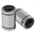 Obraz jest ucieleśnieniem precyzji, płynności ruchu i zaawansowanej technologii, kt&oacute;re są wizyt&oacute;wką marki HIWIN w segmencie łożysk liniowych (tulei kulkowych). Kompozycja jest czysta, techniczna i niezwykle szczeg&oacute;łowa, utrzymana w chłodnej, metalicznej palecie barw polerowanej stali. Tło jest minimalistyczne, studyjne, w odcieniach bieli lub jasnej szarości, aby cała uwaga skupiła się na produkcie. W centrum uwagi znajduje się starannie zaaranżowany zestaw tulei łożyskowych kulkowych HIWIN, zaprezentowany w spos&oacute;b, kt&oacute;ry eksponuje ich kluczowe komponenty i technologiczną finezję: &bull;	R&oacute;żnorodność typ&oacute;w: Prezentowane są tuleje w kilku rozmiarach, a także w r&oacute;żnych wariantach, np.: o	Tuleje zamknięte: Standardowe, cylindryczne tuleje do wałk&oacute;w niepodpartych. o	Tuleje otwarte: Z charakterystycznym wycięciem, przeznaczone do pracy na wałkach podpartych. o	Tuleje w obudowach: Kompletne bloki łożyskowe (np. aluminiowe), pokazujące gotowe do montażu rozwiązania. &bull;	System recyrkulacji kulek: Ujęcia makro skupiają się na wnętrzu tulei. Widoczne są precyzyjne rzędy kulek łożyskowych, kt&oacute;re toczą się w zamkniętych obwodach po bieżniach. To wizualne przedstawienie zasady działania, gwarantującej niski wsp&oacute;łczynnik tarcia i płynny ruch. &bull;	Jakość wykonania: Zewnętrzna, cylindryczna powierzchnia tulei jest idealnie gładka i precyzyjnie obrobiona. Widoczne są r&oacute;wnież uszczelnienia na końcach tulei, chroniące wnętrze przed zanieczyszczeniami. &bull;	Marka HIWIN: Na zewnętrznej powierzchni tulei lub obudowy widoczne jest wyraźne, laserowo grawerowane logo "HIWIN" oraz oznaczenie modelu, co jest gwarancją autentyczności. Całość jest przedstawiona w spos&oacute;b klarowny i techniczny. Oświetlenie studyjne wydobywa każdy detal, od połysku stali po precyzję wykonania najmniejszych element&oacute;w. Tło jest subtelne, ale może zawierać delikatny, schematyczny rysunek CAD przedstawiający tuleję zamontowaną na wałku lub cyfrowe linie symbolizujące ruch. Branding jest realizowany gł&oacute;wnie przez logo HIWIN na produktach. Obraz niesie jasny komunikat o precyzji, płynności ruchu i niezawodności w technice liniowej. Skierowany jest do inżynier&oacute;w, konstruktor&oacute;w i specjalist&oacute;w utrzymania ruchu, kt&oacute;rzy poszukują sprawdzonych rozwiązań do prowadzenia ruchu liniowego na wałkach.