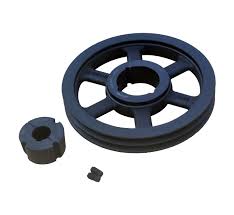 Koła Pasowe SIT, Optibelt, GATES w DAKAM &ndash; Fundament Twojego Napędu Obraz jest ucieleśnieniem mechanicznej solidności i idealnego dopasowania. Prezentuje szeroką gamę k&oacute;ł pasowych od trzech gigant&oacute;w branży napędowej: SIT, Optibelt oraz GATES. Kompozycja ma na celu pokazanie, że DAKAM to "centrum kompletacji napęd&oacute;w", gdzie do każdego pasa (klinowego czy zębatego) można dobrać idealnie wyważone koło. Dominują barwy: czerniona stal/żeliwo (koła klinowe), srebrzyste aluminium/stal (koła zębate) oraz brandowe kolory pudełek w tle (zieleń Optibelt, czerwień Gates, błękit SIT). Żeliwo, stal i Taper Lock: W centrum uwagi, na solidnym blacie warsztatowym, znajduje się artystyczny układ k&oacute;ł: &bull;	Koło Klinowe (Heavy Duty): Masywne, czarne, żeliwne koło pasowe (np. pod pasy SPA/SPB) od SIT lub Optibelt. Światło podkreśla precyzję wykonania rowk&oacute;w &ndash; są gładkie, bez zadzior&oacute;w, co gwarantuje długą żywotność pasa. &bull;	Koło Zębate (Precyzja): Obok leży lśniące koło zębate (np. profil HTD lub Poly Chain) dedykowane do pas&oacute;w GATES. Widać wyraźnie zarys zęb&oacute;w, kt&oacute;re muszą idealnie zazębiać się z pasem. &bull;	System Taper Lock (Kluczowy detal): Wewnątrz jednego z k&oacute;ł widać zamontowaną lub leżącą obok tuleję Taper Lock. Należy wyeksponować jej rozcięcie i otwory na śruby imbusowe. To wizualny komunikat: "Szybki montaż i demontaż bez ściągaczy". &bull;	Jakość Powierzchni: Obraz sugeruje, że koła są wyważone statycznie (widoczne nawiercenia wyważające) i zabezpieczone przed korozją (fosforanowanie). Sprawdzony Polski Dystrybutor DAKAM: Tło podkreśla multibrandowość oferty: &bull;	Loga Marek: W tle, na regałach, widać opakowania z logo SIT, Optibelt i GATES. To dow&oacute;d na to, że DAKAM nie ogranicza klienta do jednego producenta. &bull;	Magazyn: Rzędy k&oacute;ł o r&oacute;żnych średnicach ułożone na paletach świadczą o potężnym zapleczu logistycznym. &bull;	Logo Dystrybutora: W dyskretnym, ale widocznym miejscu umieszczone jest logo DAKAM, z dopiskiem "Centrum Technik Napędowych". Obraz niesie jasny komunikat: "Nawet najlepszy pas zawiedzie na zużytym kole. W DAKAM oferujemy oryginalne koła pasowe (klinowe i zębate) marek SIT, Optibelt i GATES. Wyważone, precyzyjne i gotowe do montażu z tulejami Taper Lock".