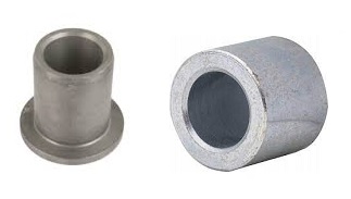 Zdjęcie przedstawia precyzyjnie wykonane tulejki AMES z żelaza spiekanego, ułożone w estetycznej kompozycji na jasnym, neutralnym tle.  Na pierwszym planie widać kilka tulejek w r&oacute;żnych rozmiarach, od małych po większe, co pokazuje szeroki asortyment producenta. Mają one charakterystyczny, matowy, szary odcień, typowy dla żelaza spiekanego. Ich powierzchnia jest porowata i jednolita, co jest kluczową cechą materiału, umożliwiającą samosmarowanie.  Tulejki są ułożone w przemyślany spos&oacute;b. Część z nich leży płasko, co pozwala dostrzec ich idealnie gładką powierzchnię czołową, a inne są ustawione pionowo, prezentując cylindryczny kształt i precyzyjne wykonanie. W tle, subtelnie umieszczone, widoczne jest logo AMES, kt&oacute;re potwierdza markę.  Oświetlenie jest mocne i r&oacute;wnomierne, co wydobywa detale i strukturę materiału, podkreślając techniczny charakter i wysoką jakość tych komponent&oacute;w. Całość zdjęcia ma profesjonalny, katalogowy charakter.