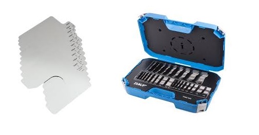 Zestaw podkładek do osiowania maszyn SKF TMAS 100/KIT zestaw podkładek regulacyjnych SKF TMAS 100/KIT, podkładki dystansowe SKF 100x100 mm ze stali nierdzewnej, precyzyjne osiowanie maszyny z zestawem SKF