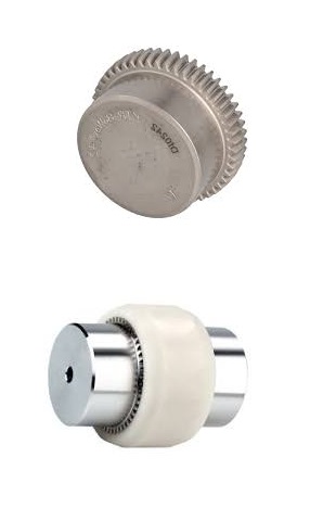 Sprzęgła KTR BoWex®. Bezobsługowe połączenie stal-poliamid. DAKAM Obraz jest ucieleśnieniem inżynierskiej prostoty, bezobsługowości i niezawodności, które definiują serię sprzęgieł KTR BoWex®. Kompozycja łączy w sobie charakterystyczny wygląd połączenia stali i poliamidu z profesjonalizmem i dostępnością, jakie oferuje autoryzowany polski dystrybutor DAKAM. Dominują w niej barwy: biel/kość słoniowa (tuleja poliamidowa) oraz stal/czerniona stal (piasty). W centrum uwagi, na czystej, industrialnej powierzchni (np. metalowym stole warsztatowym), znajduje się starannie zaaranżowane sprzęgło KTR BoWex®: • Tuleja Poliamidowa: Najbardziej charakterystyczny element – biała (lub czarna w wersjach specjalnych) tuleja zewnętrzna z uzębieniem wewnętrznym. Ujęcie makro eksponuje jakość tworzywa i precyzję wtrysku. • Stalowe Piasty: Wewnątrz tulei widoczne są dwie stalowe piasty z uzębieniem łukowym. o Kluczowy detal – Zęby łukowe: Ujęcie powinno pokazać specyficzny, zaokrąglony kształt zębów na piastach. To wizualizacja zasady działania BoWex®, która pozwala na kompensację odchyłek kątowych, promieniowych i osiowych przy uniknięciu nacisków krawędziowych. • Kompaktowość: Sprzęgło jest zwarte, co sugeruje łatwość montażu w aplikacjach hydraulicznych i ogólnego budowy maszyn. • Marka Premium: Na tulei poliamidowej widoczne jest wyraźne, wytłoczone logo "BoWex®" oraz często "KTR", co jest gwarancją autentyczności. Tło jest subtelnie rozmyte (efekt bokeh), ale jednoznacznie wskazuje na profesjonalną dystrybucję na terenie Polski: • Nowoczesny magazyn DAKAM: W tle widać rzędy regałów magazynowych, wypełnionych uporządkowanymi, oryginalnymi opakowaniami KTR (często z niebieskimi akcentami). Duża ilość towaru na stanie wizualnie potwierdza status "sprawdzonego dystrybutora" i natychmiastową dostępność. • Logo Dystrybutora: W dyskretnym, ale widocznym miejscu umieszczone jest logo DAKAM, z dopiskiem "Autoryzowany Dystrybutor KTR", co buduje jego markę jako zaufanego partnera. Obraz niesie jasny komunikat: "Jako autoryzowany polski dystrybutor DAKAM, posiadamy na stanie pełen asortyment bezobsługowych sprzęgieł zębatych KTR BoWex®, idealnych do napędów hydraulicznych i pomp, dostępnych od ręki".