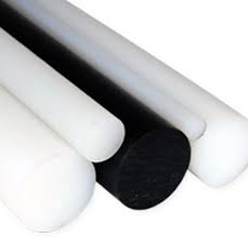 Poliamid PA 6 (Płyty, Pręty, Tuleje). Dostępny od ręki w DAKAM. Obraz jest ucieleśnieniem kompleksowej oferty w dziedzinie tworzyw konstrukcyjnych, skupiając się na jednym z najpopularniejszych materiałów – Poliamidzie PA 6. Kompozycja łączy w sobie sterylny, techniczny wizerunek półfabrykatów z profesjonalizmem i dostępnością, jakie budzi autoryzowany polski dystrybutor DAKAM. Dominują w niej charakterystyczne barwy PA 6 – naturalna biel (kolor kości słoniowej/ivory) oraz (dla kontrastu) czerń lub błękit. W centrum uwagi, na czystej, industrialnej powierzchni (np. metalowym stole warsztatowym lub białym tle), znajduje się starannie zaaranżowany zestaw półfabrykatów z Poliamidu PA 6: • Różnorodność form: Prezentowane są wszystkie trzy typy półfabrykatów: o Pręty: Solidne, cylindryczne wałki o różnych średnicach. o Płyty: Starannie docięte płyty o różnych grubościach. o Tuleje: Puste w środku rury, gotowe do obróbki na panewki lub pierścienie. • Charakterystyczny kolor: Większość elementów ma naturalny, mleczno-biały (ivory) kolor, który jest typowy dla PA 6. • Warianty (opcjonalnie): Aby pokazać pełną ofertę, obok może leżeć fragment czarnego PA 6 (z MoS2) lub niebieskiego (z olejem), co wizualnie komunikuje dostępność wariantów modyfikowanych o lepszych właściwościach ślizgowych. • Jakość wykonania: Wszystkie elementy mają idealnie gładkie powierzchnie i precyzyjne, czyste cięcia, co świadczy o wysokiej jakości półfabrykatów gotowych do precyzyjnej obróbki. Tło jest subtelnie rozmyte (efekt bokeh), ale jednoznacznie wskazuje na profesjonalną dystrybucję na terenie Polski: • Nowoczesny magazyn DAKAM: W tle widać rzędy wysokich regałów magazynowych. Regały są wypełnione długimi prętami i tulejami składowanymi w specjalnych tubach lub na stojakach oraz dużymi płytami (formatkami) składowanymi płasko. • Dostępność: Duża ilość towaru na stanie wizualnie potwierdza status "sprawdzonego dystrybutora" i gwarantuje szybkie dostawy. • Logo Dystrybutora: W dyskretnym, ale widocznym miejscu umieszczone jest logo DAKAM, z dopiskiem "Centrum Tworzyw Konstrukcyjnych" lub "Autoryzowany Dystrybutor". Obraz niesie jasny komunikat: "Jako sprawdzony polski dystrybutor DAKAM, posiadamy na stanie pełen asortyment Poliamidu PA 6 (w formie płyt, prętów i tulei), gotowego do natychmiastowej wysyłki lub dalszej obróbki".