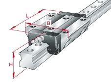 Sześciorzędowe Zespoły Toczne Kulkowe INA (Seria KUSE) w DAKAM Obraz jest ucieleśnieniem ekstremalnej sztywności i najwyższej nośności w klasie prowadnic kulkowych. Prezentuje serię INA KUSE (Six-row linear recirculating ball bearing and guideway assembly) &ndash; elitarny produkt, kt&oacute;ry dzięki unikalnej geometrii oferuje parametry zbliżone do prowadnic wałeczkowych, przy zachowaniu dynamiki kulek. Kompozycja łączy surową, technologiczną potęgę produktu z profesjonalnym zapleczem autoryzowanego polskiego dystrybutora DAKAM. Sześć rzęd&oacute;w dla bezkompromisowej stabilności: W centrum uwagi, na precyzyjnym stole pomiarowym lub tle technicznym, znajduje się w&oacute;zek liniowy INA serii KUSE na szynie: &bull;	Przekr&oacute;j/Wizualizacja (Kluczowy element): Aby odr&oacute;żnić ten produkt od standardowych wersji, obraz powinien wykorzystywać widok od czoła lub nałożoną grafikę (przekr&oacute;j), kt&oacute;ra wyraźnie pokazuje sześć rzęd&oacute;w kulek (trzy rzędy po każdej stronie szyny). Ten detal wizualnie uzasadnia hasło "ekstremalna nośność". &bull;	Masywna budowa: W&oacute;zek KUSE charakteryzuje się wyjątkowo solidnym, długim stalowym korpusem. Jego bryła sugeruje odporność na potężne siły i momenty. &bull;	Charakterystyczna Zieleń INA: Widoczne są zielone elementy z tworzywa (czoła, uszczelnienia), kt&oacute;re stanowią wizyt&oacute;wkę marki Schaeffler/INA. &bull;	Precyzja szlifu: Szyna prowadząca lśni, a jej bieżnie są idealnie gładkie, co kontrastuje z masywnością całego układu. &bull;	Oznaczenia: Na boku w&oacute;zka wyraźne, laserowo grawerowane logo "INA" oraz kod serii "KUSE" (np. KUSE25, KUSE35), potwierdzające autentyczność. Sprawdzony Polski Dystrybutor DAKAM: Tło buduje wizerunek specjalistycznego dostawcy: &bull;	Zaplecze High-Tech: W tle mogą być widoczne precyzyjne narzędzia pomiarowe lub fragment nowoczesnej maszyny CNC, co sugeruje zastosowanie produktu. &bull;	Magazyn DAKAM: Widoczne regały z oryginalnymi opakowaniami INA podkreślają, że DAKAM posiada dostęp do tych zaawansowanych technologicznie komponent&oacute;w. &bull;	Logo Dystrybutora: W dyskretnym, ale widocznym miejscu umieszczone jest logo DAKAM, z dopiskiem "Autoryzowany Dystrybutor Schaeffler (INA)". Obraz niesie jasny komunikat: "Gdy cztery rzędy to za mało, w DAKAM oferujemy sześciorzędowe prowadnice INA KUSE. To najwyższa możliwa sztywność i nośność w technologii kulkowej, dedykowana do najbardziej wymagających obrabiarek i proces&oacute;w produkcyjnych".