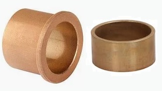 Tulejki AMES SELFOIL® - DAKAM Zdjęcie przedstawia kompozycję tulejek z brązu spiekanego AMES, ułożonych na neutralnym, jasnym tle, które podkreśla ich metaliczny połysk i strukturę. Na pierwszym planie widać kilka tulejek w różnych rozmiarach, co demonstruje szeroki asortyment producenta. Mają one charakterystyczny, miedziano-złoty odcień, typowy dla brązu. Ich powierzchnia jest porowata i matowa, co jest kluczową cechą brązu spiekanego, który pozwala na wchłanianie i magazynowanie oleju. Tulejki są ułożone w przemyślany sposób – część z nich stoi pionowo, co ukazuje ich cylindryczny kształt i precyzyjne krawędzie, a inne leżą wzdłuż, prezentując gładką powierzchnię zewnętrzną. W tle można dostrzec logo AMES, które może znajdować się na opakowaniu lub jako element tła. Oświetlenie jest jednolite, co pozwala na dokładne przyjrzenie się detalom i porowatej strukturze materiału, kluczowej dla właściwości samosmarujących. Całość zdjęcia ma profesjonalny, techniczny charakter, podkreślając wysoką jakość i inżynieryjną precyzję produktów.