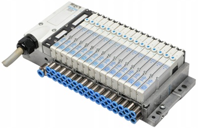 vtug-festo-wyspa-zaworowa-1VMPA1-M1H-M-PI-533342 vtug-festo-wyspa-Identyfikacja obiektu: Fotografia produktowa przedstawiająca pojedynczy moduł zaworowy (tzw. plaster) do modułowej wyspy zaworowej Festo, model VMPA1-M1H-M-PI o numerze katalogowym 533342. Wygląd i budowa komponentu: Kształt: Produkt ma formę bardzo wąskiego, wydłużonego prostopadłościanu o charakterystycznej, kompaktowej konstrukcji (szerokość profilu wynosi zaledwie 10 mm). Obudowa: Główny korpus wykonany jest z metalu (odlew ciśnieniowy) w kolorze matowego srebra/szarości. Dolna lub tylna część przeznaczona do montażu na płycie przyłączeniowej wykonana jest z czarnego tworzywa sztucznego. Elementy na przednim panelu: W górnej części widoczne jest ręczne uruchamianie pomocnicze (tzw. manual override) w postaci charakterystycznego, małego, jasnoniebieskiego (błękitnego) przycisku/suwaka, typowego dla marki Festo. Obok znajduje się zintegrowane, przezroczyste okienko na diodę LED, która sygnalizuje stan pracy zaworu. Oznaczenia techniczne: Na bocznej lub przedniej ściance korpusu znajduje się wyraźny, laserowy grawer zawierający logo Festo, numer katalogowy 533342, pełny kod typu VMPA1-M1H-M-PI oraz nadrukowany graficzny symbol schematu pneumatycznego dla zaworu 5/2-drożnego monostabilnego. Złącza: Widoczne są zintegrowane styki elektryczne (piny) służące do wpięcia w wewnętrzną magistralę wyspy (system plug-in) oraz precyzyjnie osadzone gumowe uszczelki profilowe na powierzchni styku pneumatycznego. Tło i kompozycja: Zdjęcie techniczne, wykonane na jednolitym, jasnoszarym lub białym tle studyjnym. Komponent jest ukazany w rzucie izometrycznym lub z profilu, aby wyraźnie pokazać zarówno błękitny element sterowania ręcznego, jak i uszczelnienia montażowe.