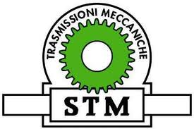 Przekładnie i motoreduktory STM. Włoska technologia w DAKAM. Obraz jest ucieleśnieniem włoskiej inżynierii, elastyczności i nowoczesnego designu, które są znakami rozpoznawczymi firmy STM S.p.A. (STM Team). Kompozycja łączy w sobie solidny, industrialny wygląd niebieskich przekładni i motoreduktorów z profesjonalizmem i dostępnością, jakie oferuje autoryzowany polski dystrybutor DAKAM. Dominują w niej barwy przemysłowe: charakterystyczny dla STM głęboki błękit (RAL 5010) oraz surowe aluminium (dla mniejszych korpusów). W centrum uwagi, na czystej, metalowej powierzchni, znajduje się starannie zaaranżowany zestaw flagowych produktów STM: • Przekładnia ślimakowa (np. seria RMI/UMI): Najbardziej rozpoznawalny produkt. Prezentowany jest reduktor o sześciennym, uniwersalnym kształcie. Jego korpus (jeśli to mniejszy rozmiar) jest wykonany z odlewanego ciśnieniowo aluminium (srebrny) lub żeliwa malowanego na niebiesko (dla większych mocy). • Przekładnia walcowa (np. seria A lub AR): Obok stoi solidny reduktor walcowy o nowoczesnej, żebrowanej obudowie, sugerującej wytrzymałość i dobre odprowadzanie ciepła. • Motoreduktor: Kompletna jednostka – silnik elektryczny połączony z przekładnią, gotowy do pracy. • Detale: Ujęcie makro eksponuje tabliczkę znamionową z logo STM, korki wlewu oleju oraz precyzyjnie wykonane wały wyjściowe (drążone lub pełne). • Marka Premium: Na korpusach, zwłaszcza tych aluminiowych, widoczne jest wyraźne, odlane logo "STM", co jest gwarancją włoskiego pochodzenia i jakości. Tło jest subtelnie rozmyte (efekt bokeh), ale jednoznacznie wskazuje na profesjonalną dystrybucję na terenie Polski: • Nowoczesny magazyn DAKAM: W tle widać rzędy regałów magazynowych. Na półkach składowane są oryginalne kartony z logo STM oraz palety z niebieskimi przekładniami. Duża ilość towaru na stanie wizualnie potwierdza status "sprawdzonego dystrybutora" i szybkość dostaw. • Logo Dystrybutora: W dyskretnym, ale widocznym miejscu umieszczone jest logo DAKAM, z dopiskiem "Autoryzowany Dystrybutor STM S.p.A.", co buduje markę jako bezpośredniego partnera włoskiego producenta. Obraz niesie jasny komunikat: "Jako autoryzowany polski dystrybutor DAKAM, oferujemy szeroką gamę nowoczesnych i niezawodnych przekładni oraz motoreduktorów włoskiej firmy STM S.p.A., dostępnych bezpośrednio z naszego magazynu".