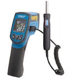 Obraz przedstawia serię zaawansowanych termometrów na podczerwień (pirometrów) oraz termometru stykowego firmy SKF. Są to precyzyjne narzędzia diagnostyczne używane w przemyśle do bezkontaktowego i stykowego pomiaru temperatury maszyn i ich komponentów.  Monitorowanie temperatury jest kluczowym elementem utrzymania ruchu, ponieważ nietypowe wartości cieplne często są pierwszym sygnałem zbliżającej się awarii, problemów ze smarowaniem lub przeciążenia.  Poniżej znajduje się opis poszczególnych modeli:  Seria termometrów na podczerwień SKF TKTL Są to ręczne, bezkontaktowe urządzenia, które mierzą temperaturę powierzchni z bezpiecznej odległości za pomocą promieniowania podczerwonego. Wszystkie modele posiadają wskaźnik laserowy do precyzyjnego celowania.  1. SKF TKTL 11 Model podstawowy: Prosty w obsłudze pirometr przeznaczony do szybkich i dokładnych pomiarów temperatury w ogólnych zastosowaniach przemysłowych.  Stosunek odległości do pola pomiaru (D:S): 16:1 (z odległości 16 cm mierzy pole o średnicy 1 cm).  Zakres temperatur: -60°C do +625°C.  Kluczowe cechy: Podświetlany wyświetlacz, alarmy wartości granicznych (Hi/Low), stała emisyjność (0,95).  2. SKF TKTL 21 Model wszechstronny: Bardziej zaawansowany pirometr, oferujący szerszy zakres pomiarowy i dodatkowe funkcje.  Stosunek D:S: 30:1.  Zakres temperatur: -60°C do +760°C.  Kluczowe cechy: Podwójny wskaźnik laserowy dla lepszego celowania, regulowana emisyjność, co pozwala na dokładniejsze pomiary na różnych powierzchniach.  3. SKF TKTL 31 Model zaawansowany z podwójnym pomiarem: Urządzenie 2 w 1, które łączy w sobie funkcje pirometru (pomiar bezkontaktowy) i termometru stykowego (poprzez dołączoną sondę typu K).  Stosunek D:S: 30:1.  Zakres temperatur (IR): -60°C do +760°C.  Zakres temperatur (sonda): -64°C do +1400°C.  Kluczowe cechy: Możliwość jednoczesnego wyświetlania temperatury z obu pomiarów, regulowana emisyjność, podwójny laser.  4. SKF TKTL 40 Model profesjonalny z funkcją foto/wideo: Najbardziej zaawansowany termometr w serii. Pozwala na robienie zdjęć i nagrywanie filmów, na których widoczny jest mierzony obiekt wraz z danymi pomiarowymi (temperatura, data, godzina).  Stosunek D:S: 50:1 (najwyższa precyzja z dużej odległości).  Zakres temperatur (IR): -50°C do +1000°C.  Kluczowe cechy: Wbudowany aparat, wejście na sondę stykową, rejestracja danych z możliwością eksportu na komputer, kolorowy wyświetlacz. Idealny do tworzenia raportów z inspekcji.  Termometr stykowy SKF TKDT 10 SKF TKDT 10 Specjalistyczny termometr stykowy: W przeciwieństwie do serii TKTL, jest to urządzenie przeznaczone wyłącznie do pomiaru kontaktowego za pomocą sond.  Wysoka dokładność: Oferuje bardzo precyzyjne pomiary, co jest kluczowe w aplikacjach wymagających dokładnego określenia temperatury.  Wszechstronność: Kompatybilny z szeroką gamą sond temperatury typu K, co pozwala na dostosowanie go do różnych zadań (np. pomiar temperatury cieczy, powierzchni płaskich, trudno dostępnych miejsc).  Funkcje: Duży, czytelny wyświetlacz, funkcja zatrzymania wyniku (Hold), możliwość wyświetlania temperatury w °C, °F lub Kelwinach.