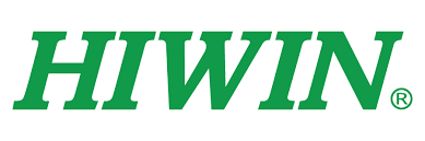 Obraz jest ucieleśnieniem precyzji, dynamiki i zaawansowanej technologii ruchu liniowego, kt&oacute;re są wizyt&oacute;wką marki HIWIN. Kompozycja łączy w sobie sterylny blask precyzyjnie obrobionej stali z profesjonalnym wizerunkiem autoryzowanego polskiego dystrybutora DAKAM. Całość emanuje niezawodnością, innowacyjnością i gotowością do dostarczania rozwiązań dla polskiego przemysłu. W centrum uwagi, na czystej, metalowej lub grafitowej powierzchni, znajduje się starannie zaaranżowany zestaw flagowych komponent&oacute;w techniki liniowej HIWIN. Ta kompozycja wizualnie demonstruje kluczowe technologie marki: &bull;	Prowadnice liniowe (profilowe): Stanowią wizualny kręgosłup kompozycji. Długie, lśniące szyny z idealnie wyszlifowanymi bieżniami oraz precyzyjne w&oacute;zki liniowe nasunięte na nie. Symbolizują płynność, sztywność i dokładność pozycjonowania. &bull;	Mechanizmy śrubowo-toczne (śruby kulowe): Ukazana jest precyzyjnie wykonana śruba z nakrętką kulową, co wizualnie komunikuje zdolność do zamiany ruchu obrotowego na precyzyjny ruch liniowy. &bull;	Marka HIWIN: Na komponentach (np. na w&oacute;zkach, nakrętkach) widoczne są wyraźne, laserowo grawerowane logotypy "HIWIN", co buduje zaufanie i podkreśla oferowanie oryginalnych, markowych produkt&oacute;w. Tło jest subtelnie rozmyte (efekt bokeh), ale jednoznacznie wskazuje na profesjonalną, wielkoskalową dystrybucję na terenie Polski: &bull;	Nowoczesny magazyn DAKAM: W tle widać rzędy wysokich regał&oacute;w magazynowych, wypełnionych uporządkowanymi, oryginalnymi opakowaniami HIWIN oraz długimi tubami do przechowywania prowadnic i śrub. Duża ilość towaru na stanie wizualnie potwierdza status "sprawdzonego dystrybutora". &bull;	Logo Dystrybutora: W dyskretnym, ale widocznym miejscu umieszczone jest logo DAKAM, z dopiskiem "Autoryzowany Dystrybutor HIWIN", co buduje jego markę jako zaufanego partnera. Obraz niesie jasny komunikat: "Jako czołowy polski dystrybutor DAKAM, posiadamy pełen asortyment techniki liniowej HIWIN, dostępny natychmiast z naszego magazynu, wraz ze wsparciem technicznym i usługą cięcia na wymiar".