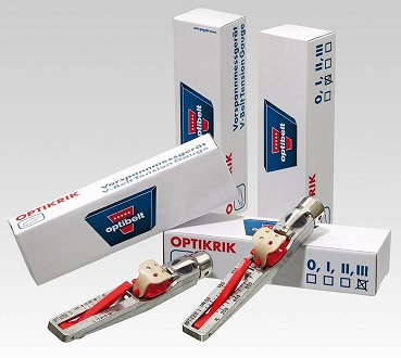 Precyzyjny przyrząd pomiarowy OPTIKRIK do manualnego sprawdzania napięcia pas&oacute;w klinowych i wielorowkowych. Urządzenie o smukłej, podłużnej konstrukcji, wykonane z wytrzymałego, czarnego tworzywa sztucznego. W centralnej części korpusu znajduje się wyraźna, biała podziałka ze skalą pomiarową w Newtonach, na kt&oacute;rej widoczny jest ruchomy wskaźnik. Na g&oacute;rze miernika umieszczono metalowy, precyzyjny uchwyt w kształcie litery &bdquo;V&rdquo;, służący do oparcia na pasku. Instrument jest kompaktowy i lekki, zaprojektowany do wygodnego, jednoręcznego pomiaru. W dolnej części widoczne logo producenta.