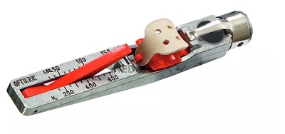 Wysokiej jakości, manualny przyrząd pomiarowy OPTIKRIK marki OPTIBELT. Urządzenie przeznaczone do precyzyjnego pomiaru naprężenia pas&oacute;w klinowych i wielorowkowych. Miernik ma smukłą, ergonomiczną obudowę w kolorze czarnym z wyraźną, białą podziałką milimetrową. Na g&oacute;rze przyrządu znajduje się metalowy, ruchomy element pomiarowy z oznaczoną skalą w jednostkach Newtona (N), wskazującą siłę nacisku. Urządzenie jest proste w obsłudze, kompaktowe i solidnie wykonane, idealne do użytku w warunkach warsztatowych i przemysłowych.