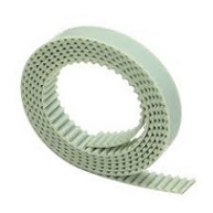 Pasy z Tworzywa Sztucznego: Lekkość, Czystość i Specjalistyczne Zastosowania Na zdjęciu widoczny jest pas z tworzywa sztucznego, który tworzy zamkniętą pętlę. Pasy te nie mają widocznych łączeń, co zapewnia ich gładką i jednolitą powierzchnię. Mogą mieć różne kolory, często są to zielony, niebieski, biały lub beżowy, co odróżnia je od tradycyjnych pasów gumowych. Powierzchnia pasa jest gładka i jednolita, bez widocznych rowków, zębów czy łączeń. W zależności od zastosowania, pas może mieć różne profile na powierzchni roboczej, na przykład specjalne chropowatości dla zwiększenia tarcia lub gładkie wykończenie. Pasy te są wykonane z elastycznych i wytrzymałych tworzyw sztucznych, takich jak poliuretan, co sprawia, że są odporne na oleje, chemikalia i działanie wysokich temperatur. Ich konstrukcja jest bardzo precyzyjna, co pozwala na ich zastosowanie w maszynach, gdzie wymagana jest higiena i precyzja, np. w przemyśle spożywczym czy farmaceutycznym.