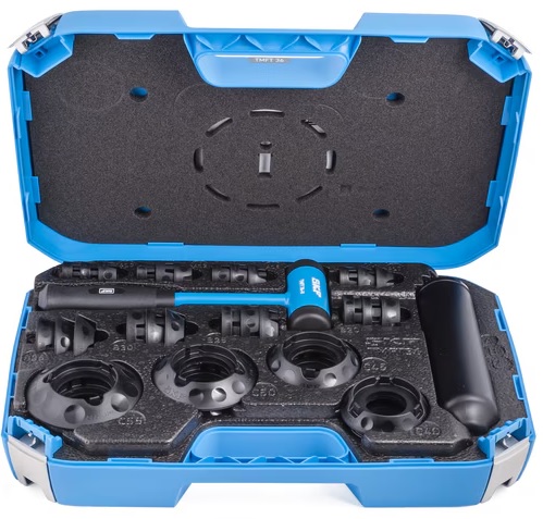 Profesjonalny zestaw do montażu łożysk SKF TMFT 36. Dostępny w DAKAM. Obraz jest ucieleśnieniem szwedzkiej inżynierii i profesjonalizmu w dziedzinie utrzymania ruchu, które są synonimami marki SKF. Kompozycja łączy w sobie solidny, techniczny wizerunek ikonicznego zestawu narzędzi do montażu na zimno TMFT 36 z zaufaniem i dostępnością, jakie budzi autoryzowany polski dystrybutor DAKAM. Dominują w niej charakterystyczne dla SKF barwy – głęboki błękit walizki, aluminium tulei oraz czerń pierścieni. W centrum uwagi, na czystej, industrialnej powierzchni (np. metalowym stole warsztatowym lub białym tle), znajduje się otwarta, solidna walizka transportowa zawierająca kompletny zestaw montażowy SKF TMFT 36: • Profesjonalna walizka: Wytrzymała walizka w charakterystycznym niebieskim kolorze z wyraźnym logo "SKF" oraz oznaczeniem "TMFT 36". Jej wnętrze jest wyprofilowane (np. piankowa wytłoczka), idealnie dopasowane do wszystkich elementów zestawu, co podkreśla porządek i profesjonalizm. • Pierścienie udarowe: Widoczny jest komplet 36 precyzyjnych pierścieni udarowych (zazwyczaj czarnych, wykonanych z twardego, odpornego na uderzenia tworzywa). Są one starannie ułożone w walizce. Ujęcie makro może eksponować wyraźne oznaczenia rozmiarów na każdym pierścieniu, co podkreśla łatwość doboru. • Tuleje udarowe: Zestaw solidnych, aluminiowych tulei (w kolorze niebieskim lub naturalnym) o różnych długościach, służących do bezpiecznego przeniesienia siły. • Młotek bezodrzutowy: W zestawie znajduje się również charakterystyczny młotek bezodrzutowy (dead-blow hammer), który wizualnie komunikuje metodę pracy – precyzyjne uderzanie bez ryzyka uszkodzenia komponentów. • Wizualne przesłanie: Cały zestaw wizualnie komunikuje kluczową zasadę prawidłowego montażu – równomierne przykładanie siły tylko do właściwego pierścienia łożyska, aby uniknąć uszkodzenia elementów tocznych. Tło jest subtelnie rozmyte (efekt bokeh), ale jednoznacznie wskazuje na profesjonalną dystrybucję na terenie Polski: • Nowoczesny magazyn DAKAM: W tle widać rzędy wysokich regałów magazynowych, wypełnionych uporządkowanymi, oryginalnymi, niebieskimi opakowaniami SKF. Duża ilość towaru na stanie wizualnie potwierdza status "sprawdzonego dystrybutora". • Logo Dystrybutora: W dyskretnym, ale widocznym miejscu umieszczone jest logo DAKAM, z dopiskiem "Autoryzowany Dystrybutor SKF" lub "Centrum Utrzymania Ruchu", co buduje jego markę jako zaufanego partnera w dostawach narzędzi diagnostycznych. Obraz niesie jasny komunikat: "Jako autoryzowany polski dystrybutor DAKAM, posiadamy na stanie profesjonalny zestaw do montażu łożysk SKF TMFT 36, niezbędny do zapewnienia bezpiecznego, precyzyjnego i bezuszkodzeniowego montażu na zimno".SKF TMFT 36 | DAKAM dystrybutor w Polsce